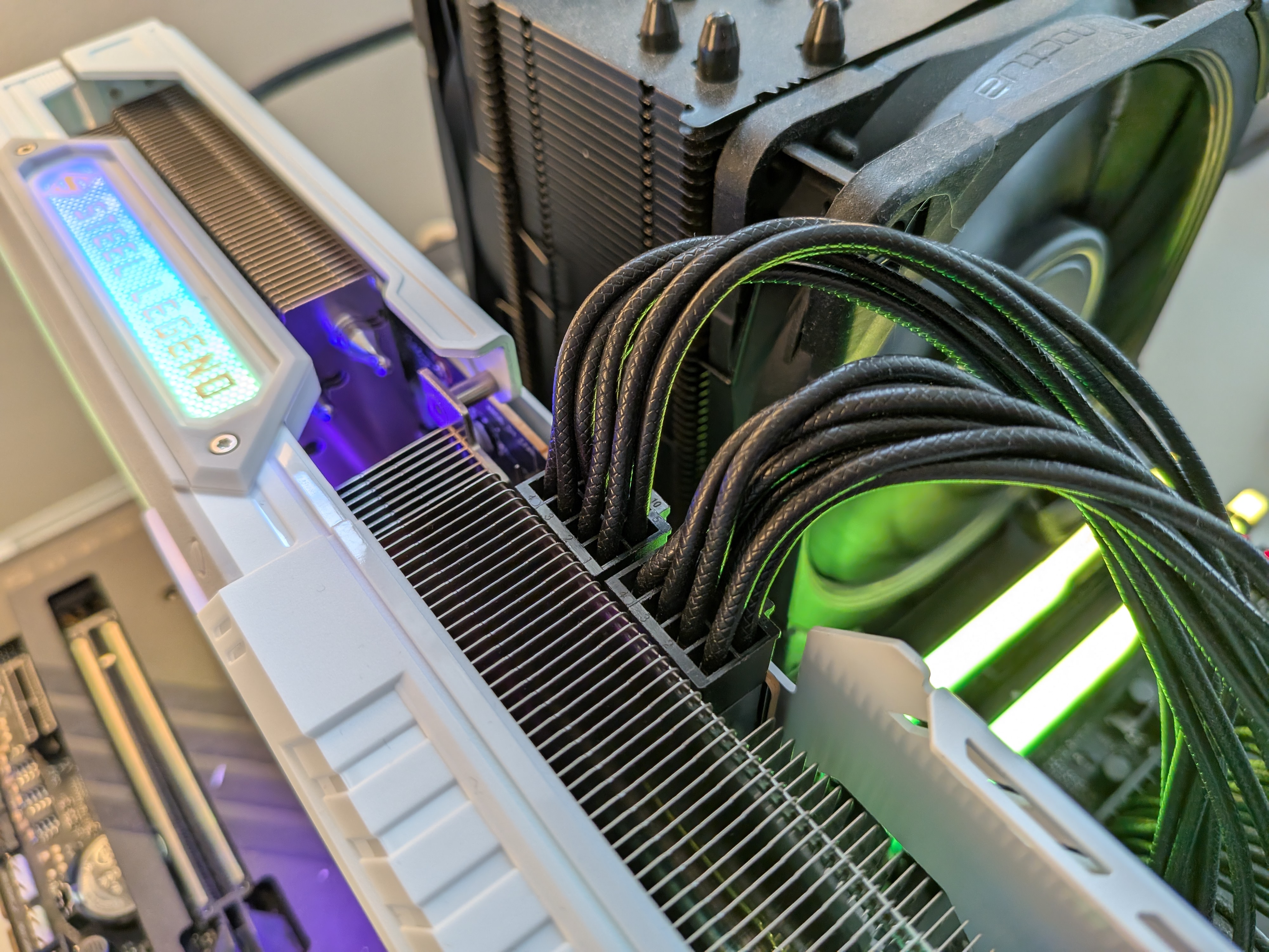 ASRock RX 9070 PCIe stik.jpg